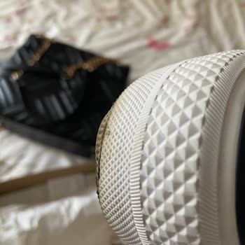 Etichet Mağazasından Aldığım Converse Ayakkabıda Taban Erimesi Oluştu.