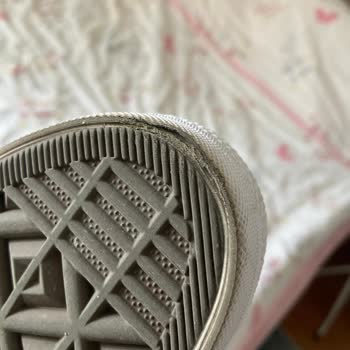 Etichet Mağazasından Aldığım Converse Ayakkabıda Taban Erimesi Oluştu.