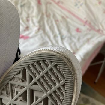Etichet Mağazasından Aldığım Converse Ayakkabıda Taban Erimesi Oluştu.