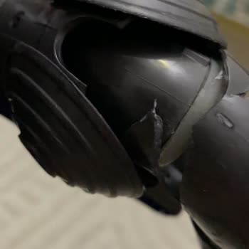 Dyson V10 Absolute Problem mit Bürstenkopfeinheit, fehlender Anti-Tangle