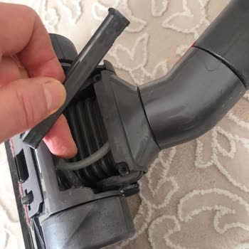 Dyson Big Ball Parquet 2 wiederholte Bürstenkopfbrüche - Kostenprobleme ohne Lösung