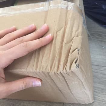 Sleepy Tahrip Olmuş Islanmış Yırtılmış Kolilerde Ürün Gönderimi