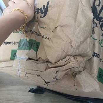 Sleepy Tahrip Olmuş Islanmış Yırtılmış Kolilerde Ürün Gönderimi