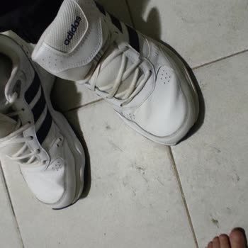 Adidas Ayakkabımın Burnu İz Yaptı