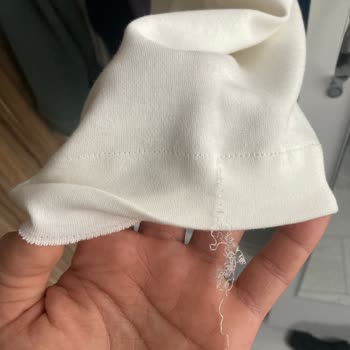 DeFacto Tişörtün Dikişi Attı