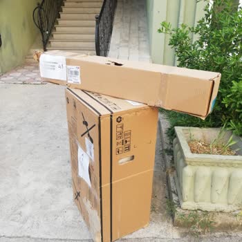 Aras Kargo Zarar Verdiği Kombimi Binanın Önüne Bırakıp Kaçtı.