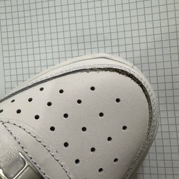 Sneaks Up Air Force 1