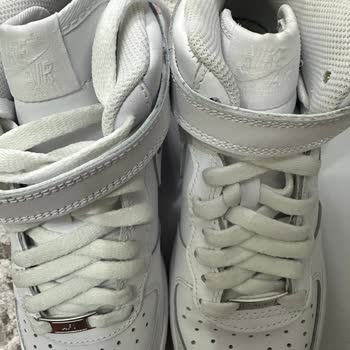 Sneaks Up Air Force 1