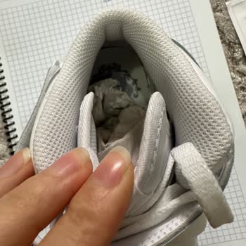 Sneaks Up Air Force 1