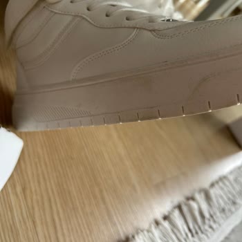Pull And Bear Beyaz Spor Ayakkabıyı Kirden Grileşmiş Şekilde