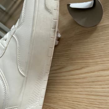Pull And Bear Beyaz Spor Ayakkabıyı Kirden Grileşmiş Şekilde
