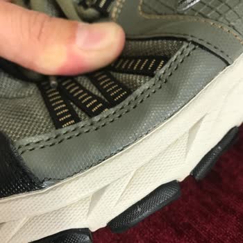 Skechers Ayakkabının Etrafındaki Deri Üç Ay İçinde Çatladı Ve Yırtıldı.