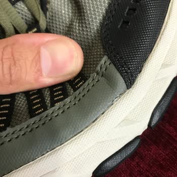 Skechers Ayakkabının Etrafındaki Deri Üç Ay İçinde Çatladı Ve Yırtıldı.