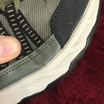 Skechers Ayakkabının Etrafındaki Deri Üç Ay İçinde Çatladı Ve Yırtıldı.