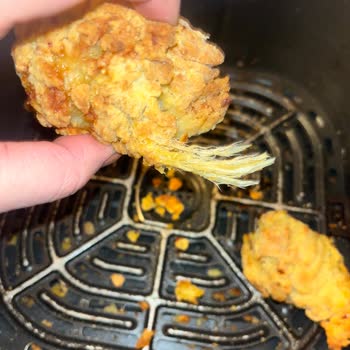 Keskinoğlu Kanatları Üzerinde Tüylü Tavuk.