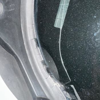 BMW F30 Ön Cam Fitili Çatlaması