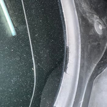 BMW F30 Ön Cam Fitili Çatlaması