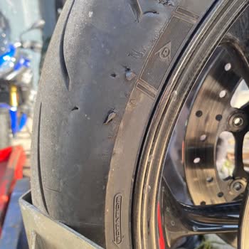 BMW Özgörkey Lastiklerime Zarar Verdi, Hasarımı Ödemedi.