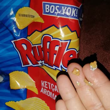 Cipslerini Folyo İle Karıştıran Ruffles Markası.