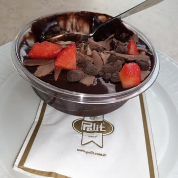 Pelit Pastanesi Hayal Kırıklığı Yaratan Profiterol Sunumu