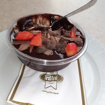 Pelit Pastanesi Hayal Kırıklığı Yaratan Profiterol Sunumu