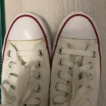 Sneaks Up Spor Beyaz Ayakkabımın Önü Sarardı