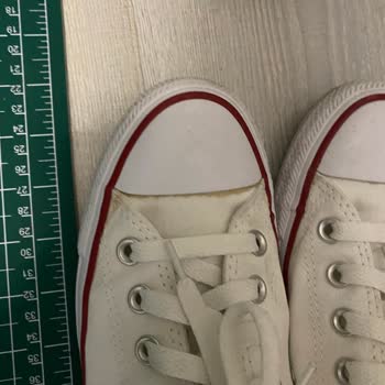 Sneaks Up Spor Beyaz Ayakkabımın Önü Sarardı