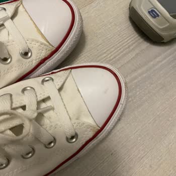 Sneaks Up Spor Beyaz Ayakkabımın Önü Sarardı