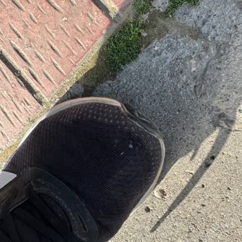 Adidas Ayakkabı Ön Ucunda Delik