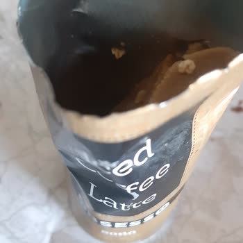 Obsesso Sütlü Kahvenin İçinden Çıkan Beyaz Parçacık