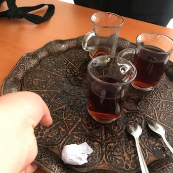 Milli Eğitim Bakanlığı (MEB) Nöbetçi Öğrencilere Çay Servisi Yaptırmak