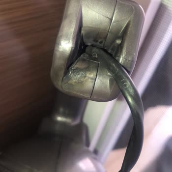 Fantom Dik Elektrikli Süpürge Bir Anda Yandı