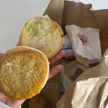 Saloon Burger Burgerler Yanlış Ve Kötü Bir Şekilde Geldi