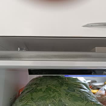 Beko Buzdolabı Araba Gibi Boya Atıyor, Kalitesiz Boya Kullanılmış.