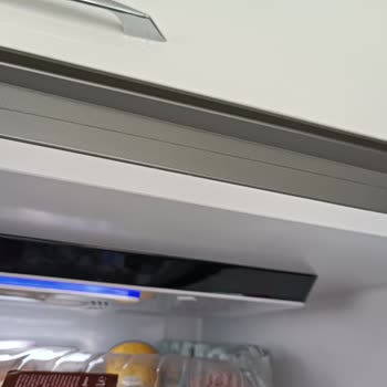 Beko Buzdolabı Araba Gibi Boya Atıyor, Kalitesiz Boya Kullanılmış.