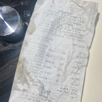 Gratis Boya Kutudan Alakasız Bir Renk Çıktı