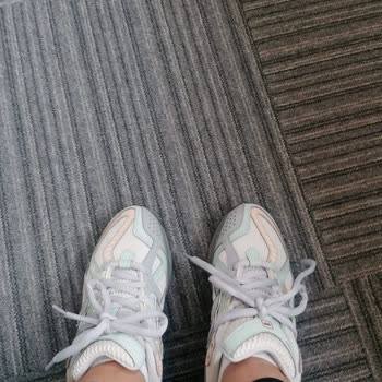 In Street New Balance Bir Bağcık Uzun Bir Bağcık Kısa