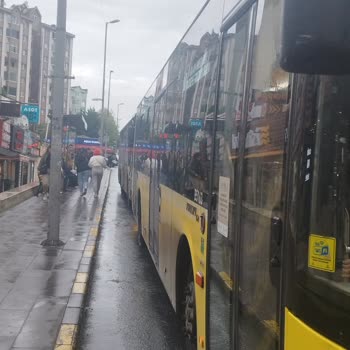 Esenyurt'ta İETT Otobüslerinin Durak Dışı Bekleyişi