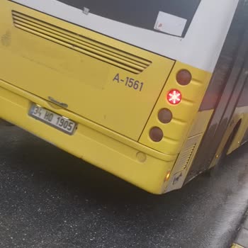 Esenyurt'ta İETT Otobüslerinin Durak Dışı Bekleyişi