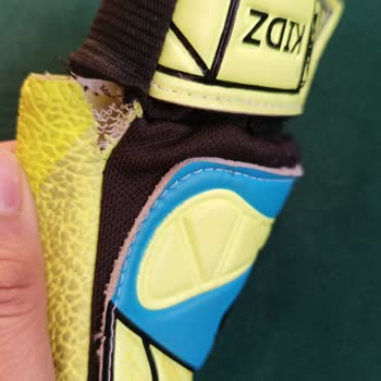 MoonSports Çocuk Eldiven Bir Gün De Parçalandı.