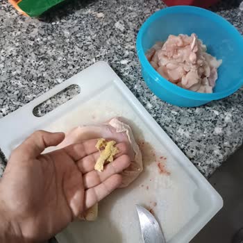 Has Tavuk Deri Ve Et Arasından Çıkan Plastik