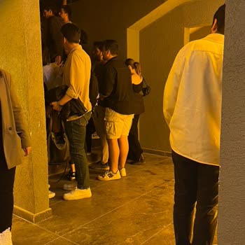 19 Nisan Milyon Performance Hall Adamlar Konseri İzdiham Tehlikesi