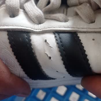 Adidas Superstarın 1. Aydan Dökülen Ve Yırtılan Ayakkabısı