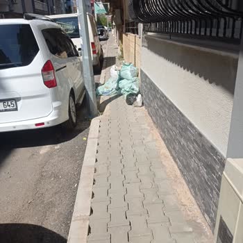 Buca Belediyesi Buca'da Kaldırımdaki Moloz Tehlikesi