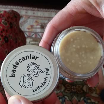 Badecanlar Zehirsiz Şeyler Krem Üzerinde Farklı Renkte Kabarmalar Oldu