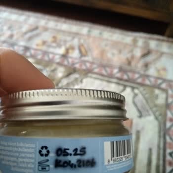 Badecanlar Zehirsiz Şeyler Krem Üzerinde Farklı Renkte Kabarmalar Oldu