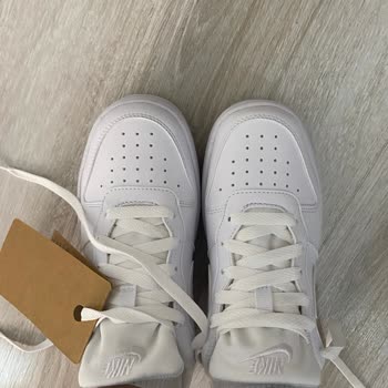 Nike Ön Tarafı Hatalı Ve Beden Yanlış