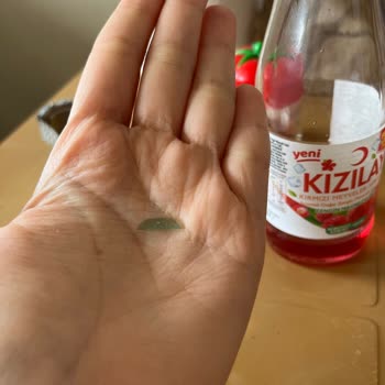 Kızılay Maden Suyunun İçindeki Keskin Parça