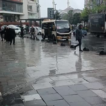 Arnavutköy Belediyesi Durak İçin Korunacak Camlı Loca!