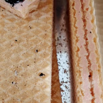 BİM Eti Hoşbeş Çilek Kremalı Gofrette Çıkan Kömürümsü Madde